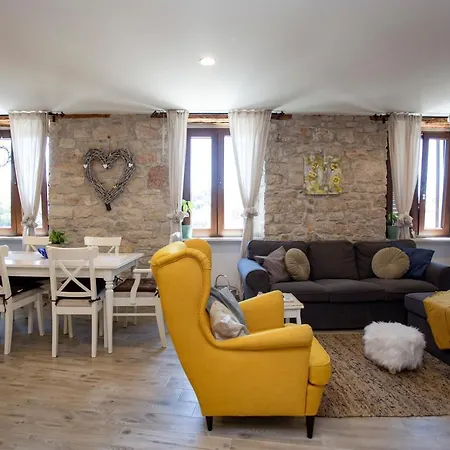 Square In Old Town Rovinj- Free Parking Near דירה *