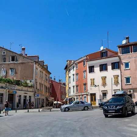 Square In Old Town Rovinj- Free Parking Near * רוביני