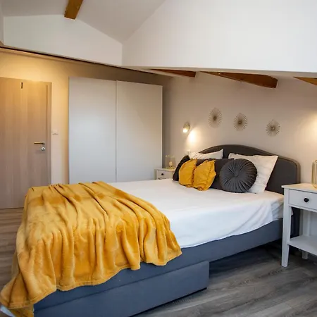 Square In Old Town Rovinj- Free Parking Near דירה *