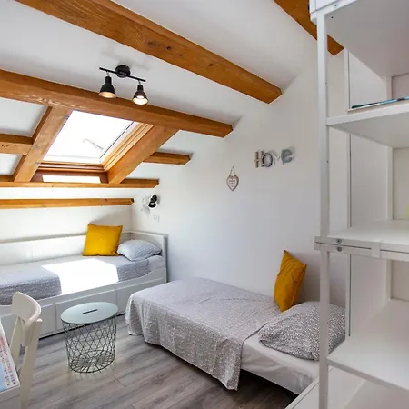 Square In Old Town Rovinj- Free Parking Near רוביני