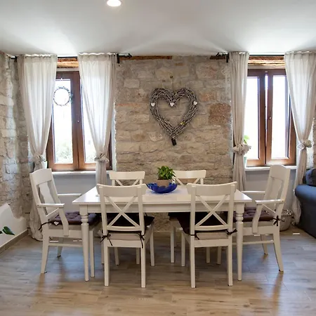 דירה Square In Old Town Rovinj- Free Parking Near רוביני